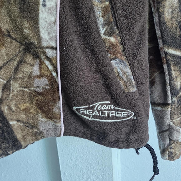 Realtree Women's Brown Camouflage Pullover - Picture 4 of 6